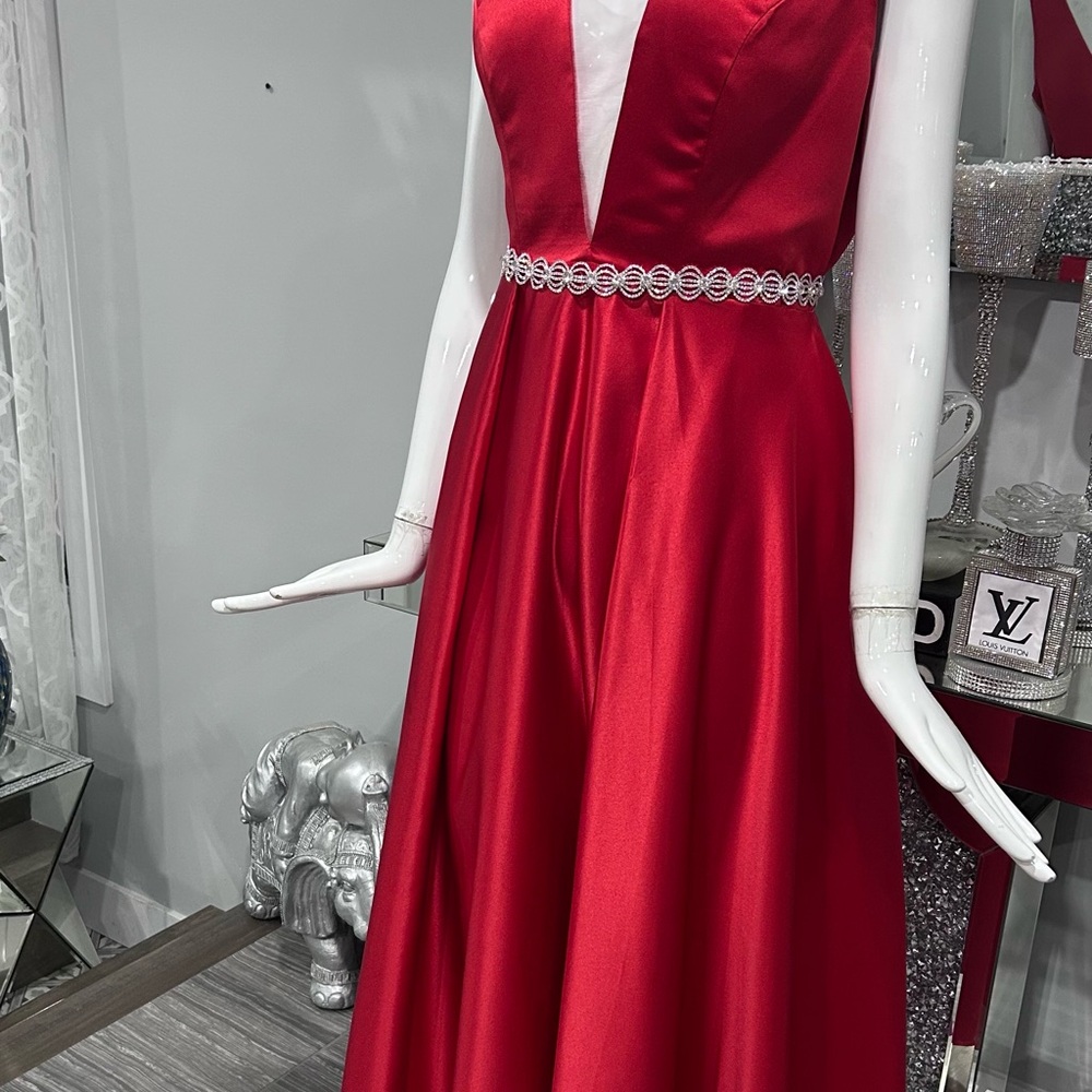 NWT 🩸Elegant Red Evening Gown. - Picture 8 of 17